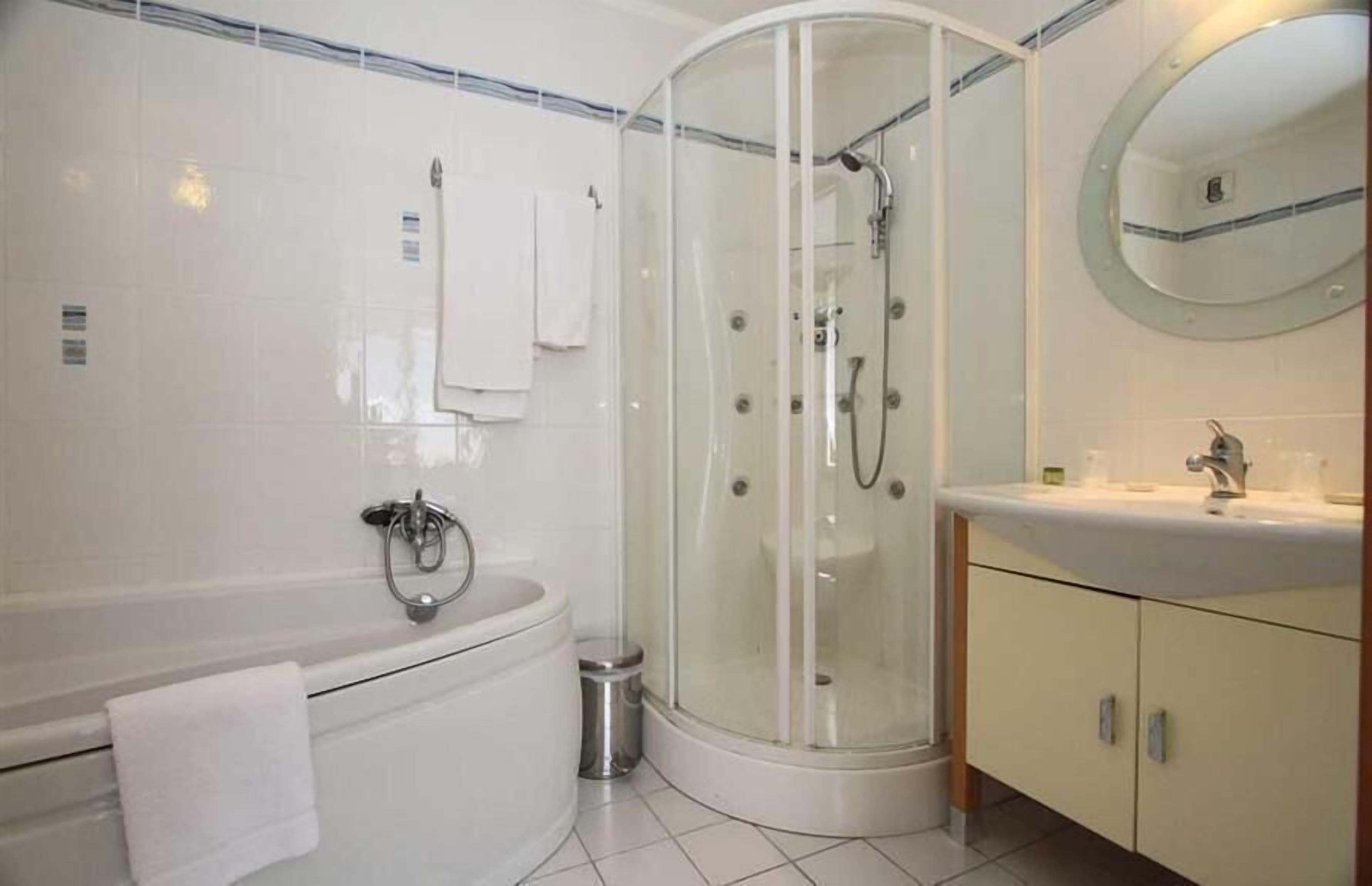 shower, free toiletries