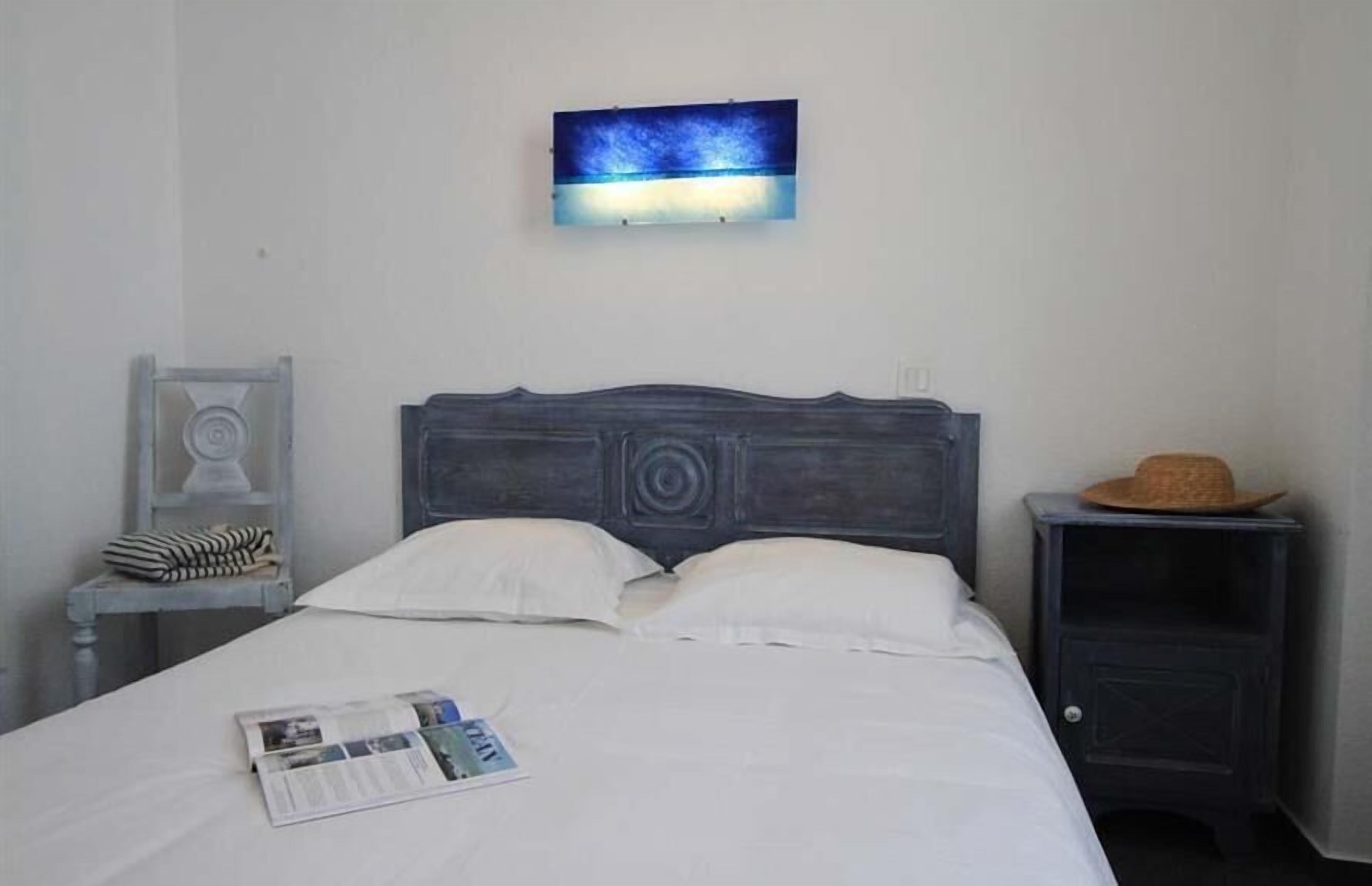 family room | desk, free cots/infant beds, free wifi