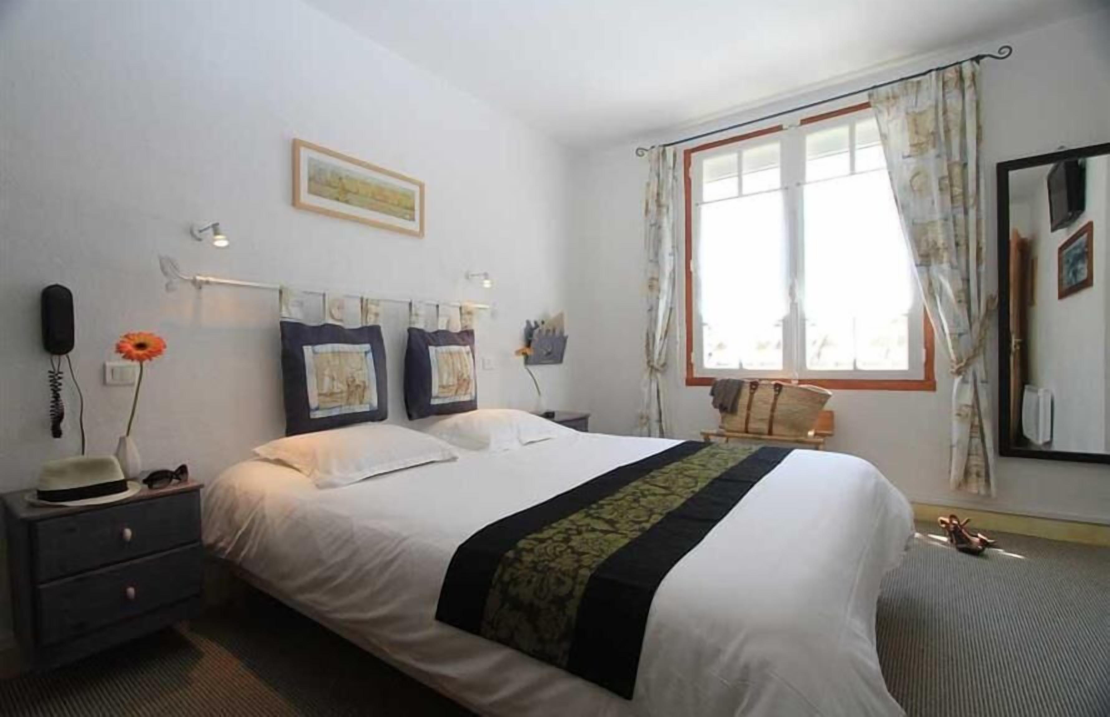 desk, free cots/infant beds, free wifi