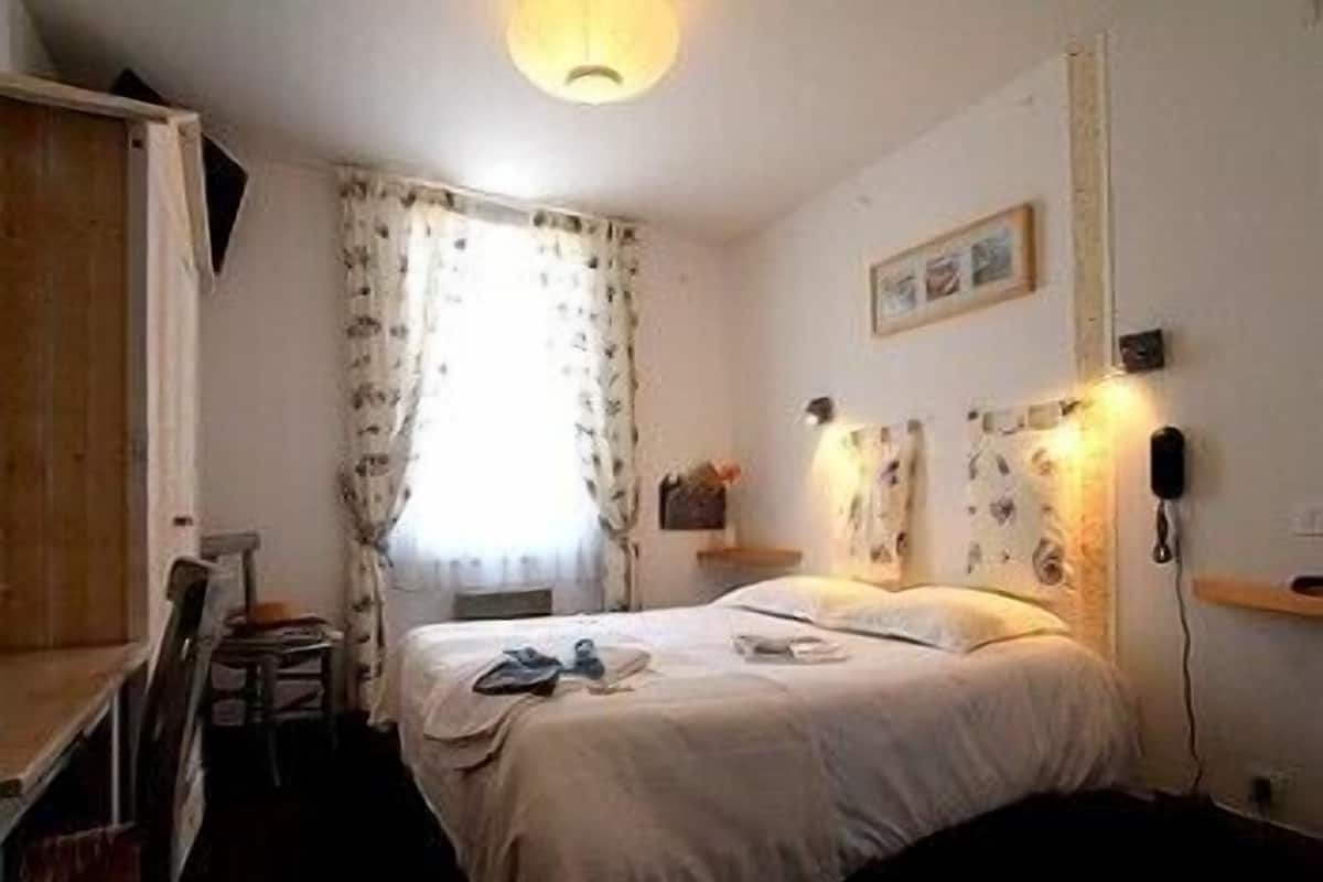 Double Room | Desk, cribs (free), WiFi (free)