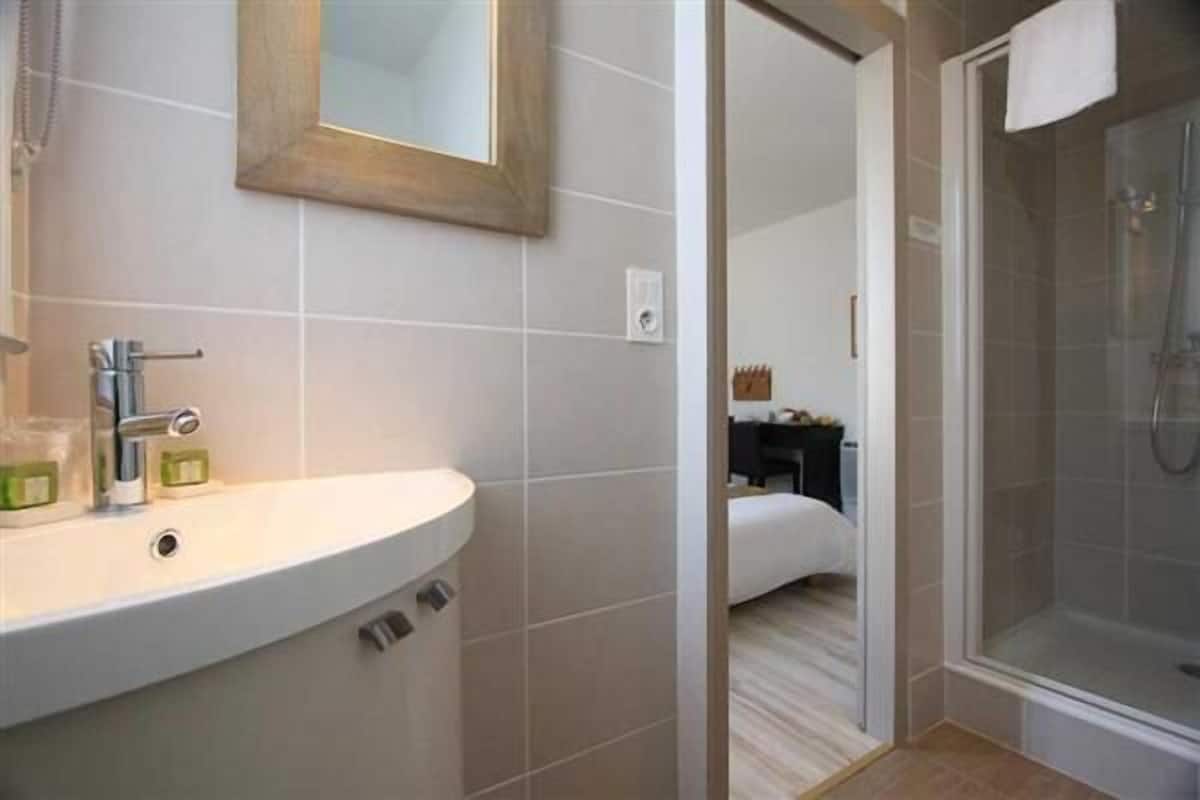 triple room | bathroom | shower, free toiletries