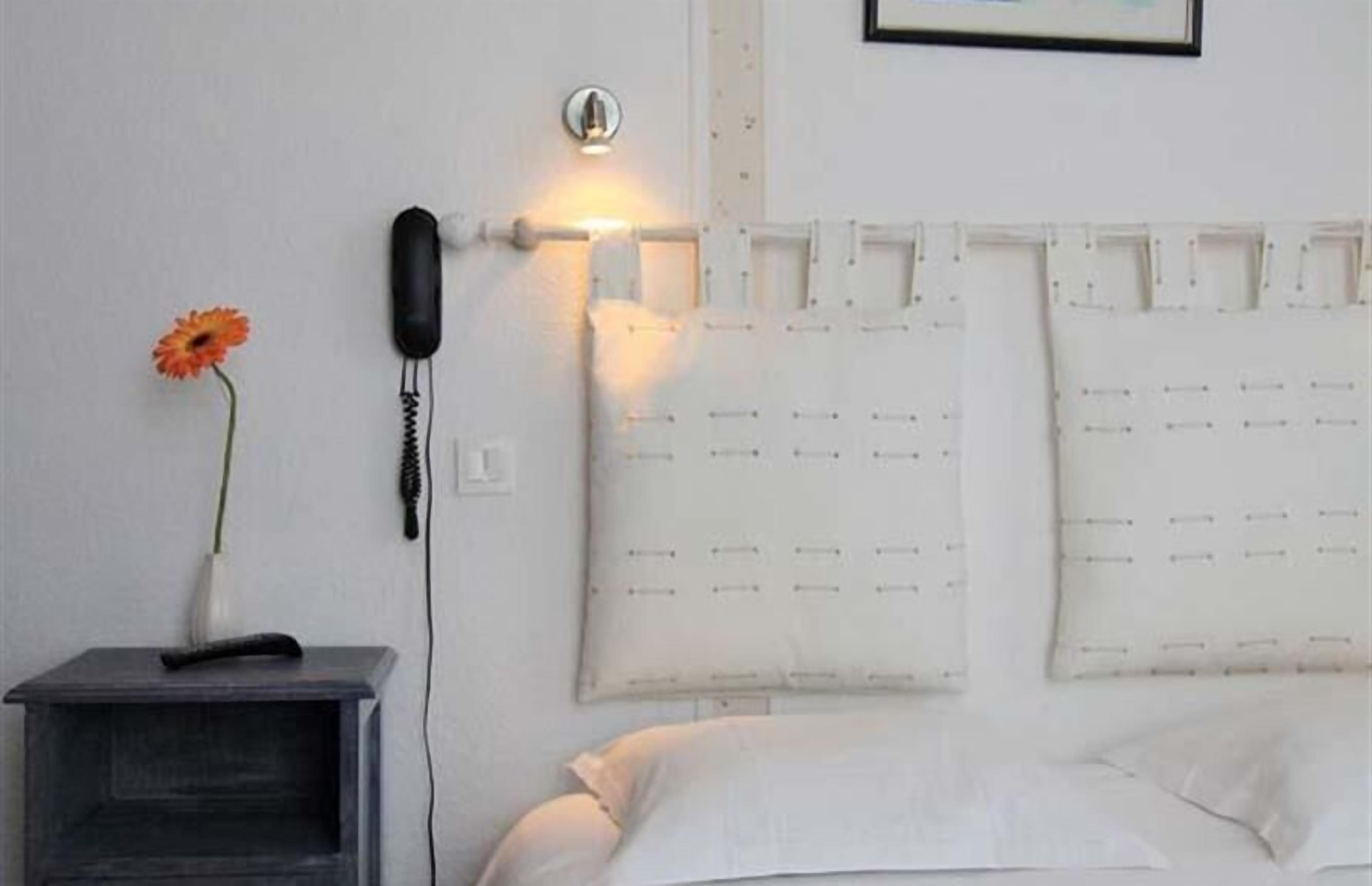 family room | desk, free cots/infant beds, free wifi