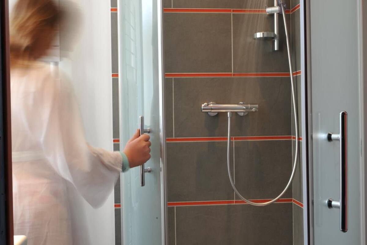 bathtub, free toiletries, hair dryer