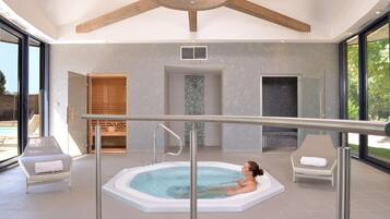 Sauna, tina de hidromasaje y baño de vapor