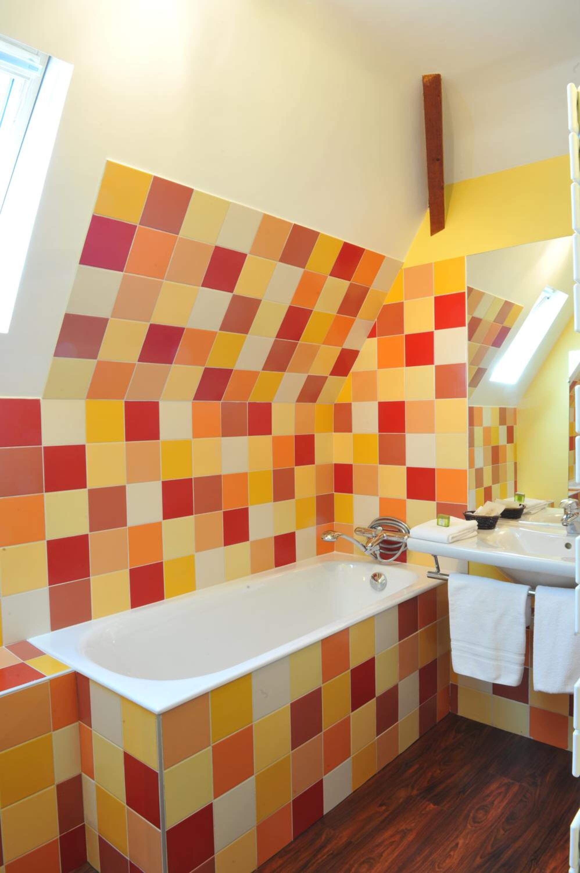 bathtub, free toiletries, hair dryer