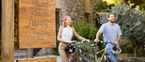 Een houten bord met daarop 'LARES DE CHACRAS HOTEL BOUTIQUE' en 'RECEPCIÓN', wat een receptiebalie aangeeft.