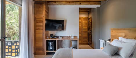 Junior Double Room | 1 bedroom, premium bedding, minibar, in-room safe