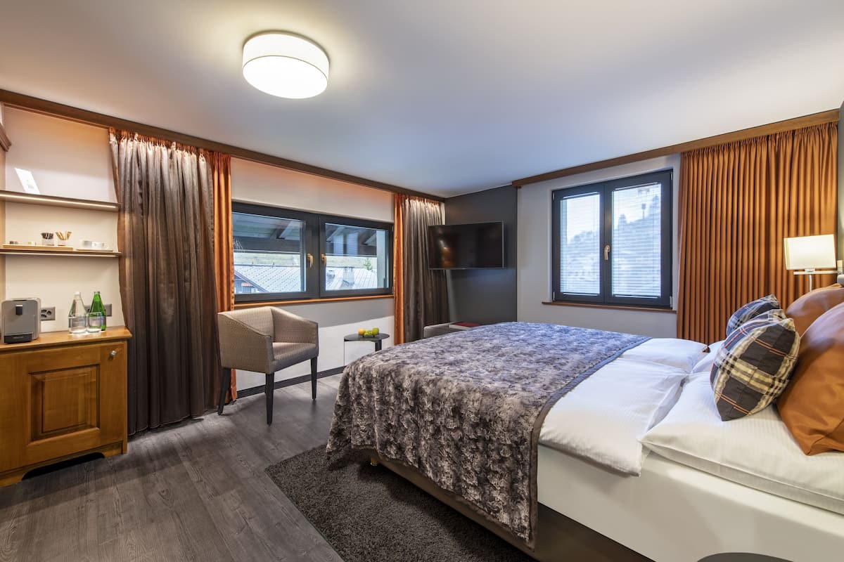 Camera Classic con letto matrimoniale o 2 letti singoli | Minibar, una cassaforte in camera, una scrivania, Wi-Fi gratuito