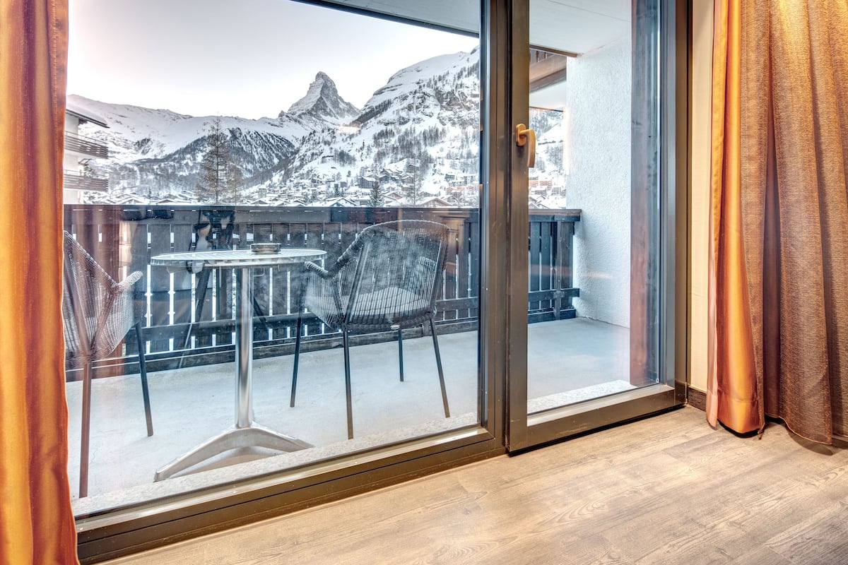Camera panoramica con letto matrimoniale o 2 letti singoli, vista montagna | Vista dalla camera