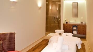 Een sauna, een bubbelbad, een stoombad, een Turks bad/hammam