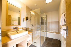 免費盥洗用品、吹風機、浴袍、毛巾