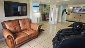 Lobby - Days Inn & Suites by Wyndham Tampa/Fairground/Casino Area (Tampa)