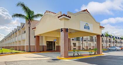 Days Inn & Suites by Wyndham Tampa/Fairground/Casino Area