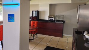 Breakfast area - Days Inn & Suites by Wyndham Tampa/Fairground/Casino Area (Tampa)