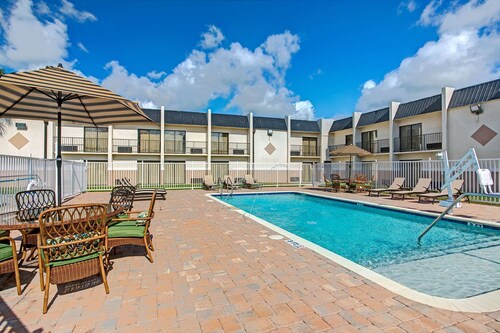 Days Inn & Suites by Wyndham Tampa/Fairground/Casino Area