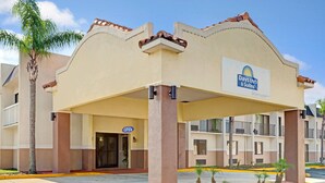 Exterior - Days Inn & Suites by Wyndham Tampa/Fairground/Casino Area (Tampa)