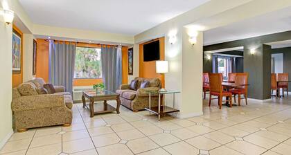 Days Inn & Suites by Wyndham Tampa near Ybor City