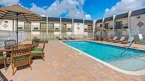 Outdoor pool - Days Inn & Suites by Wyndham Tampa/Fairground/Casino Area (Tampa)
