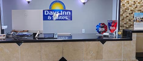 Una reception con la segnaletica Days Inn & Suites, un computer e una targa per il premio Best of 2020.