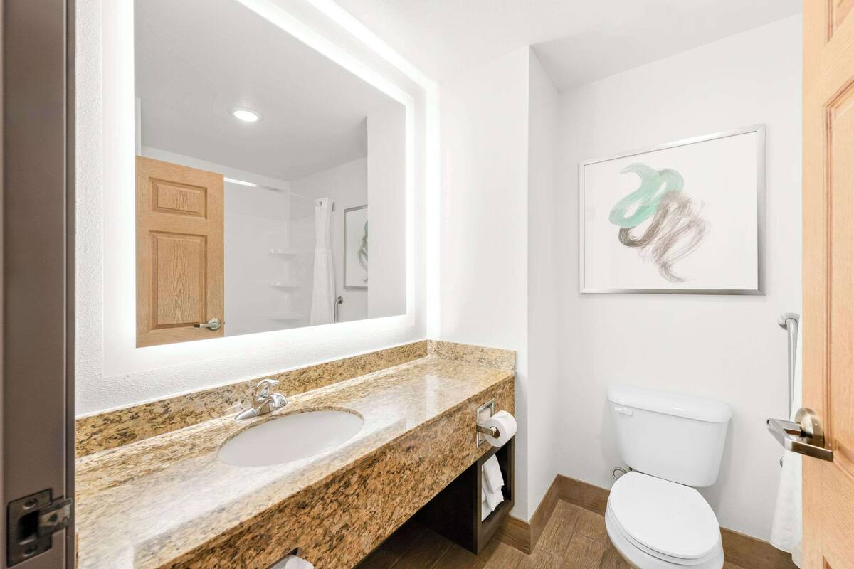 standard room, 1 king bed, non smoking | desk, laptop workspace, iron/ironing board, free cots/infant beds