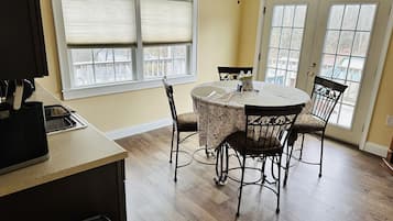Studio Suite | In-room dining