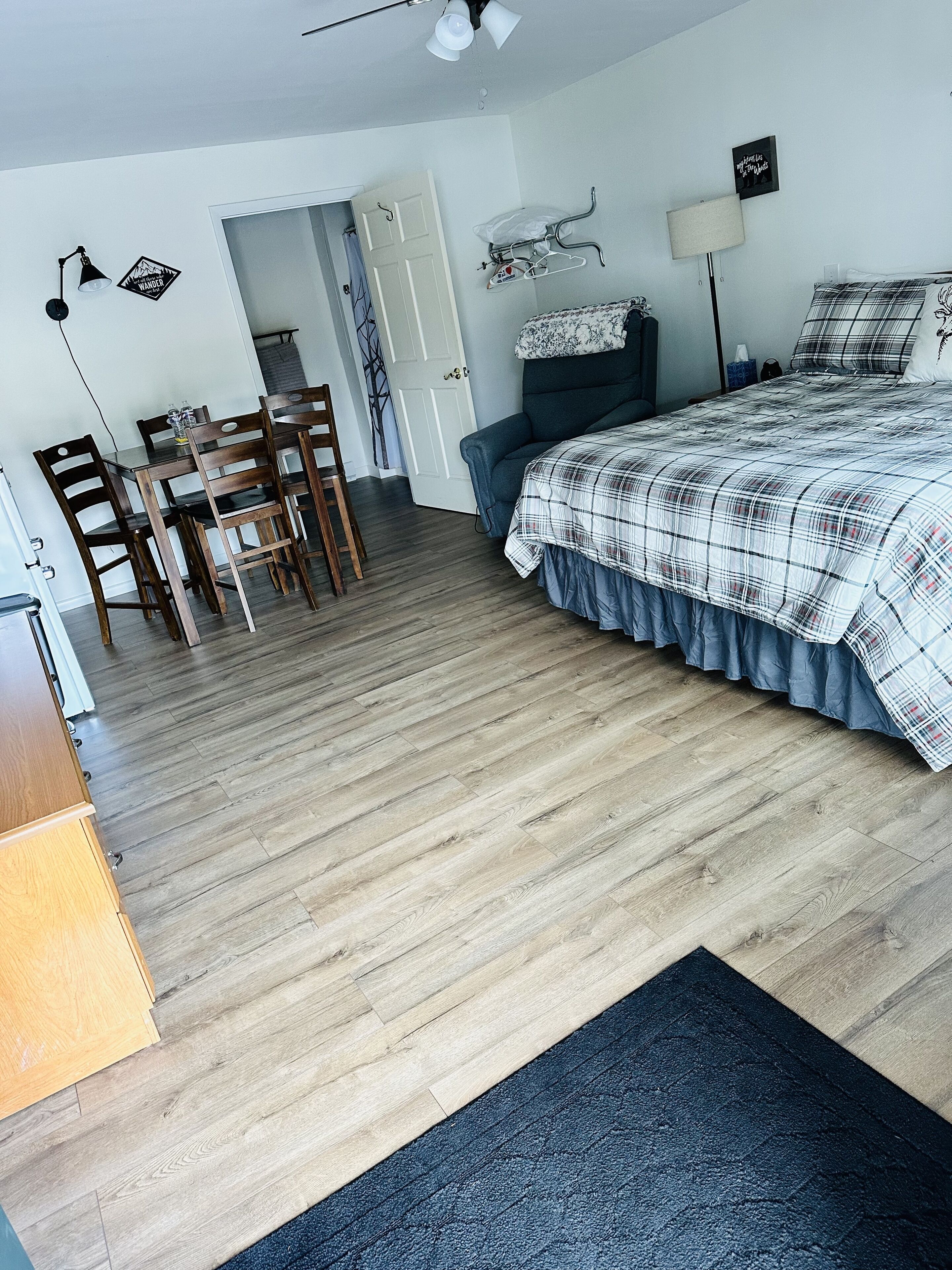 Room, 1 King Bed | Individually decorated, individually furnished, laptop workspace