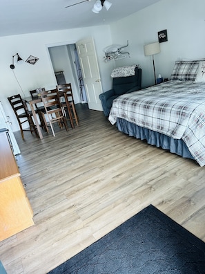 Room, 1 King Bed | Individually decorated, individually furnished, laptop workspace - Maple Leaf Motel (Schroon Lake)