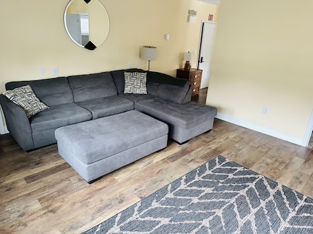 Studio suite | Woonruimte | Een 42-inch smart-tv met satellietzenders. Maple Leaf Motel