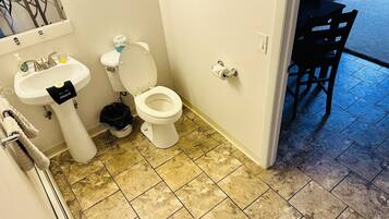 Room, 1 King Bed | Bathroom