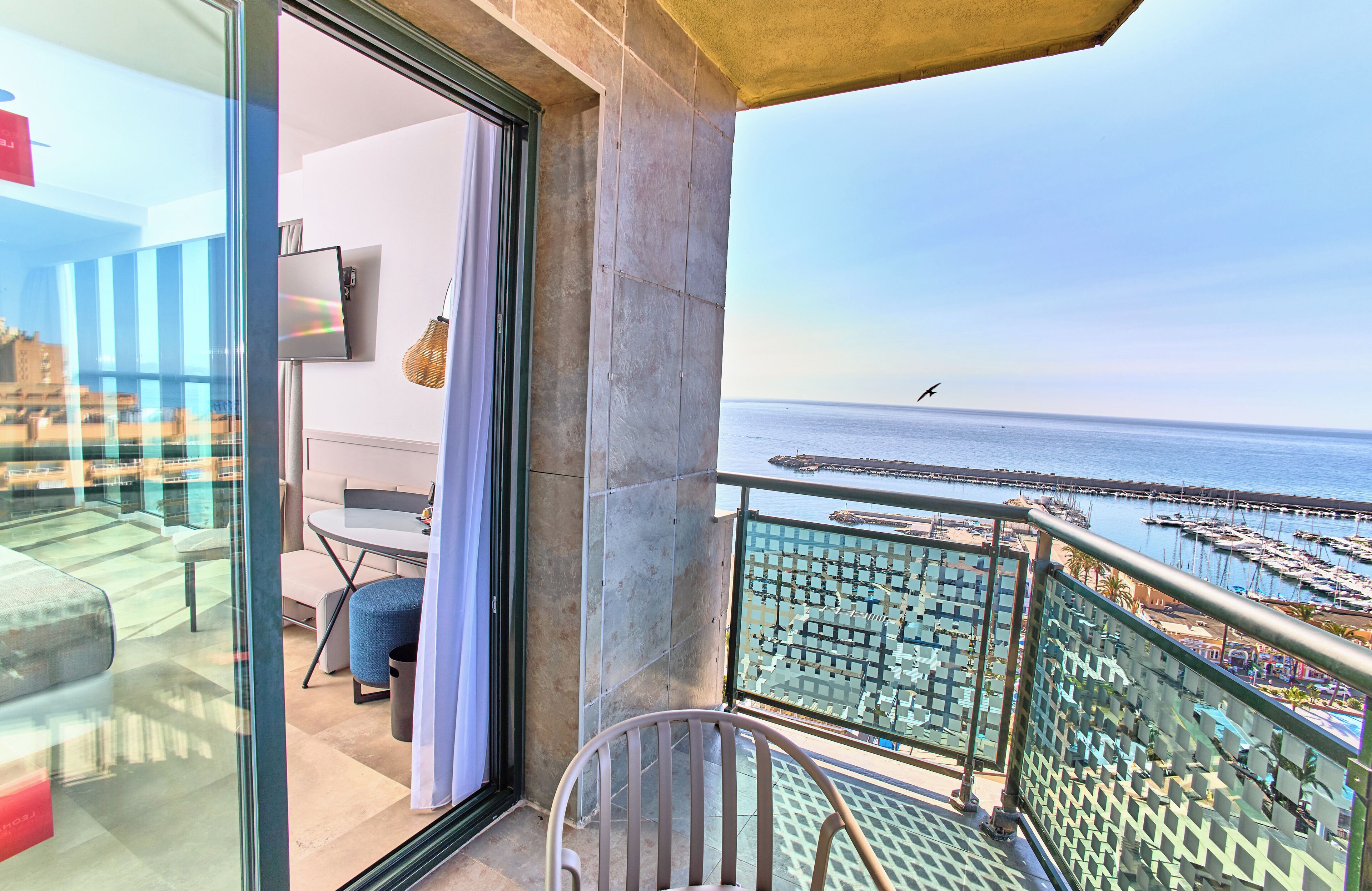 Junior Suite | Minibar, in-room safe, desk, blackout drapes