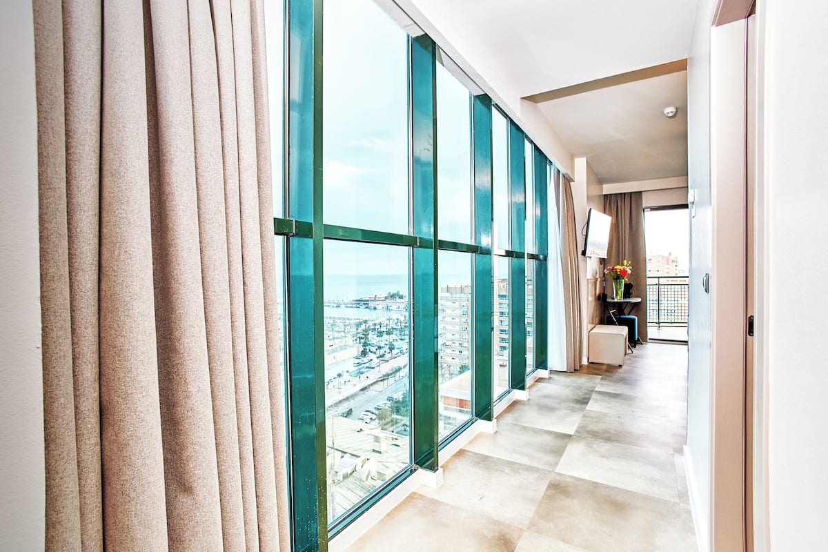 Junior Suite | Minibar, in-room safe, desk, blackout drapes