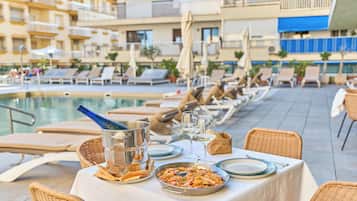 Poolside bar