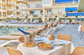Poolside bar - Leonardo Hotel Fuengirola Costa del Sol (Fuengirola)