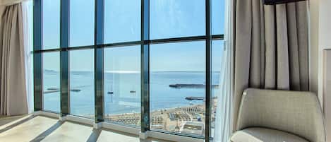 普通套房 | 迷你吧、房內夾萬、書桌、遮光窗簾/窗簾