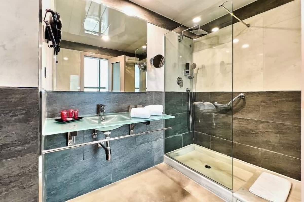 Bathroom | Hair dryer, towels