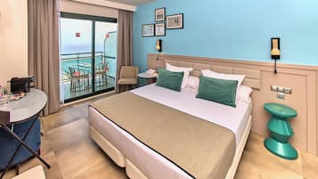 Deluxe Room | Minibar, in-room safe, desk, blackout drapes