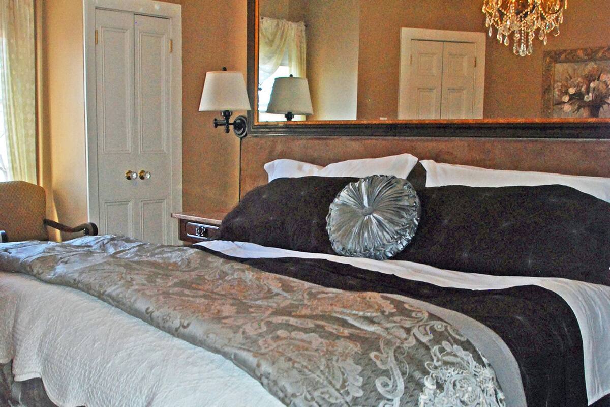 Room (The Macintosh) | Egyptian cotton sheets, premium bedding, iron/ironing board, free WiFi