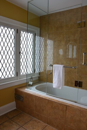 Deluxe Room, 1 Queen Bed (Golden Delicious) | Bathroom | Free toiletries, hair dryer, slippers, towels