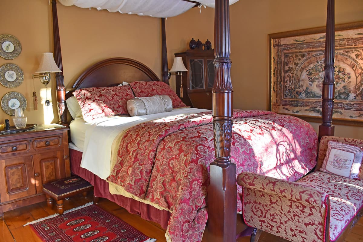 Deluxe Room, 1 Queen Bed (Golden Delicious) | Egyptian cotton sheets, premium bedding, iron/ironing board, free WiFi
