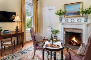 Suite Galeri, 1 Tempat Tidur King (Daniel Earle Suite) | Seprai premium dan didekorasi berbeda-beda