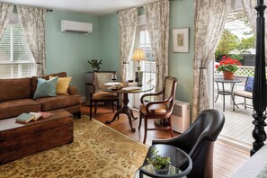 Rom – classic, 1 kingsize-seng med sovesofa, terrasse (Pembroke Room) | Sengetøy av topp kvalitet, individuelt dekorert og individuelt innredet