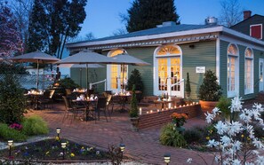 Melayani sarapan, makan siang, dan makan malam