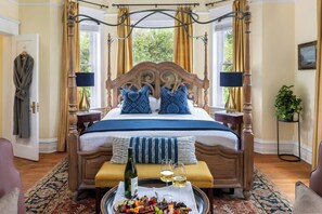 Suite Galeri, 1 Tempat Tidur King (Daniel Earle Suite) | Seprai premium dan didekorasi berbeda-beda