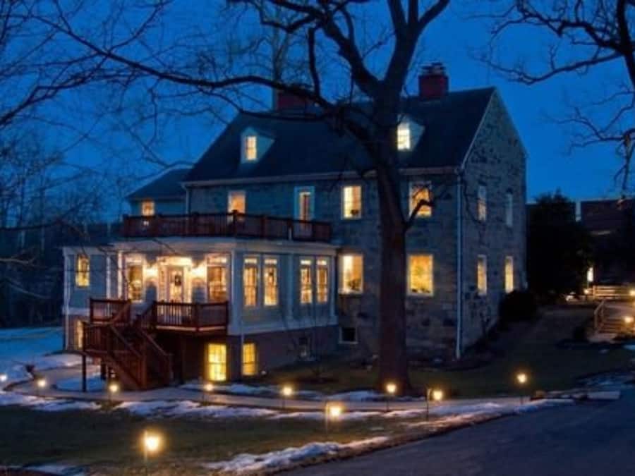 Mặt tiền nơi lưu trú - ban đêm