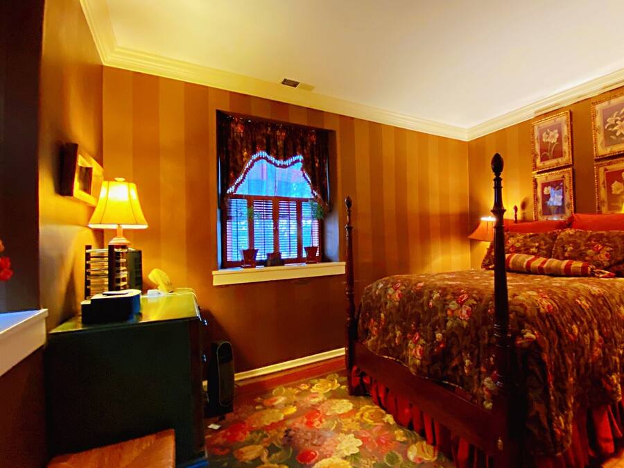 Deluxe Suite (Pierpoint suite) | Premium bedding, desk, blackout drapes, iron/ironing board