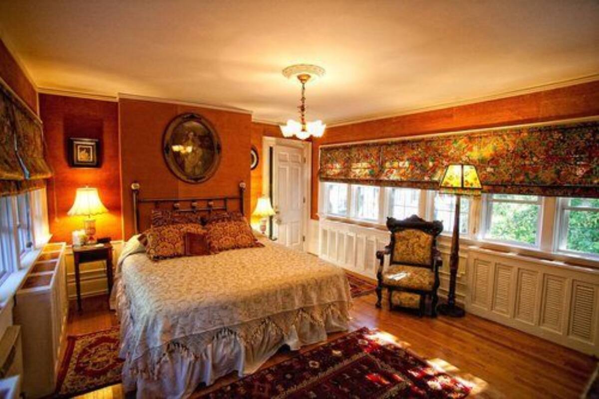 Individually decorated, laptop workspace, iron/ironing board, free WiFi