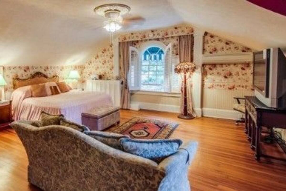 Individually decorated, laptop workspace, iron/ironing board, free WiFi