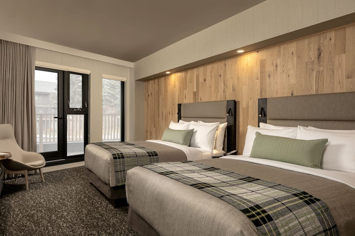 Junior Studio, 2 Queen beds, Partial View with Balcony | 1 camera, una cassaforte in camera, una scrivania, tende oscuranti