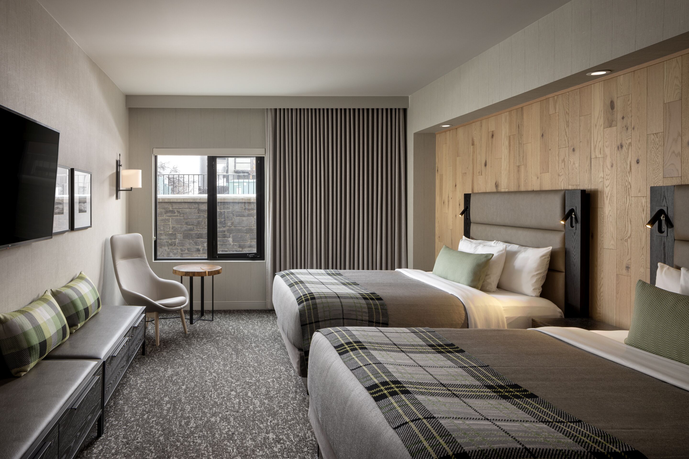 خزنة داخل الغرفة ومكتب وستائر تعتيم وتجهيزات عازلة للصوت