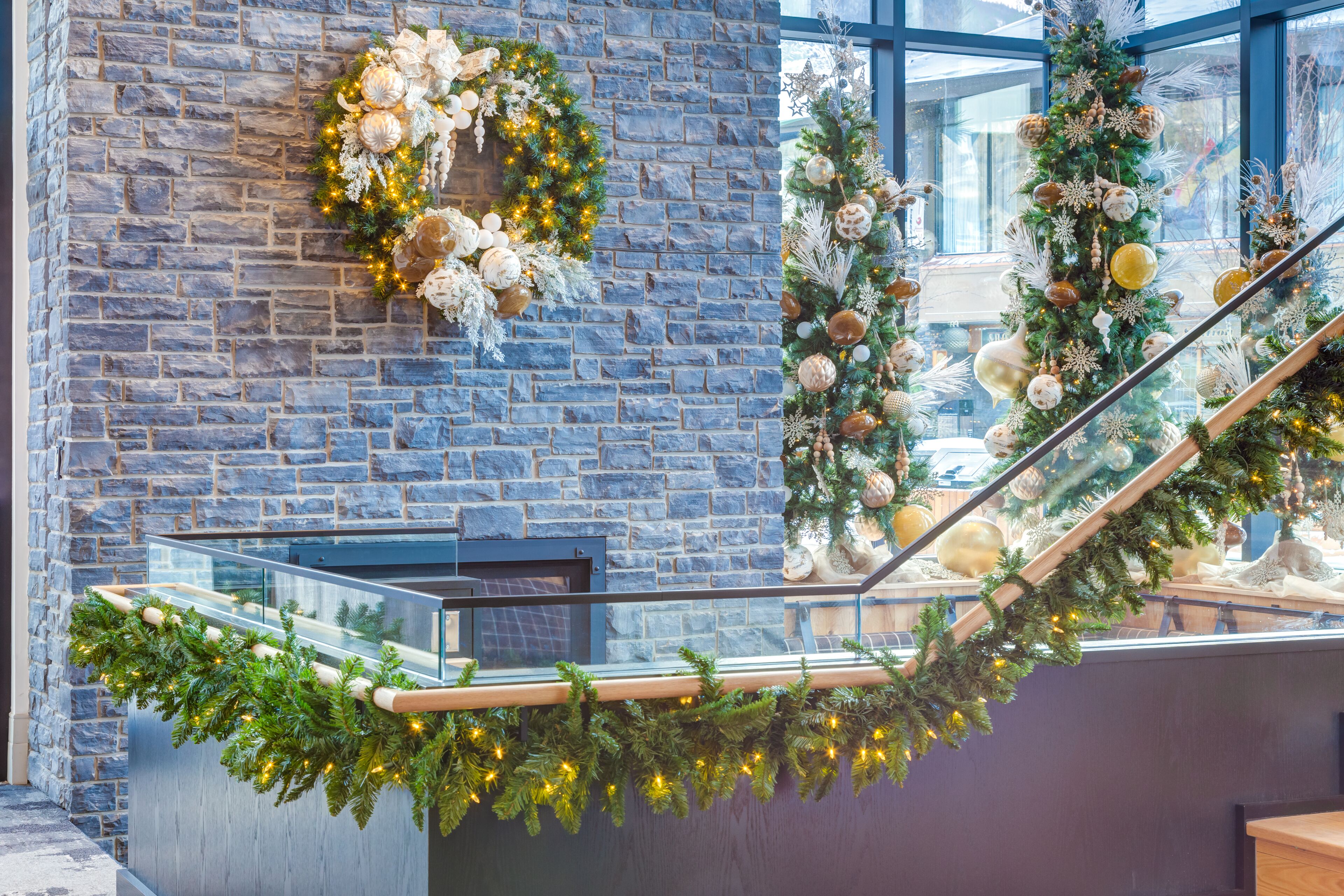 40-inch flat-screen tv with cable channels, tv